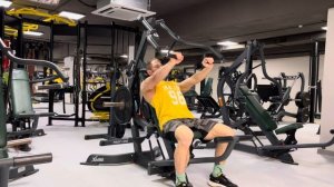 Жим в рычажном тренажере на грудные мышцы  ( грудь)