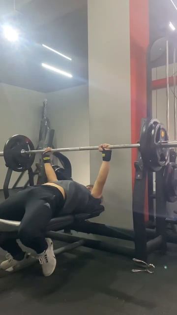 Свой вес 60кг #gym #sport #motivation #жим смотреть онлайн
