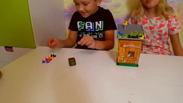 Играем в настольную игру переполох в курятнике... смотреть онлайн