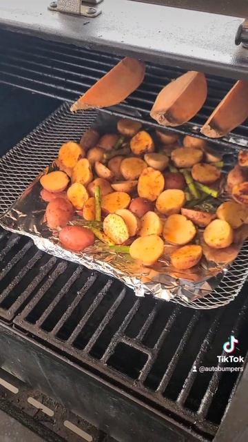 картошка на гриле. grilled potato. another beautiful day. #grill #potato смотреть онлайн