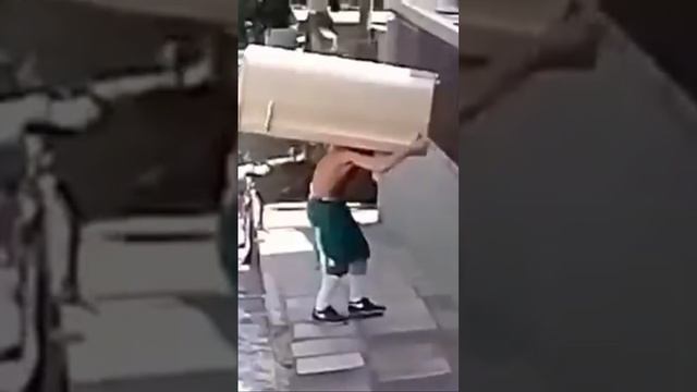 Доставка холодильника на велосипеде. А вам слабо? 🤣 #я смотреть онлайн