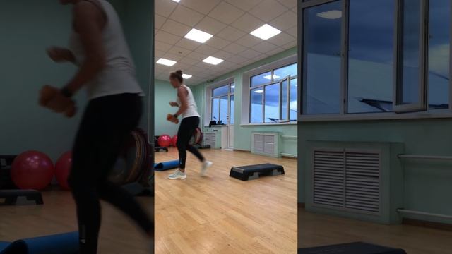 Интервальная тренировка на Степ платформе с гантелям? смотреть онлайн