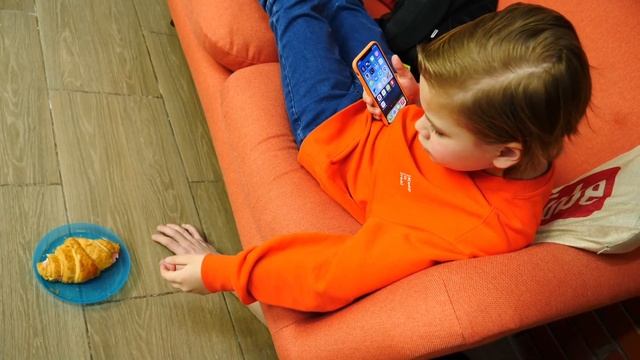 Один Дома 2 серия: БИТВА ЗА КРУАССАНЧИК! Смешное шоу для всей семьи! смотреть онлайн