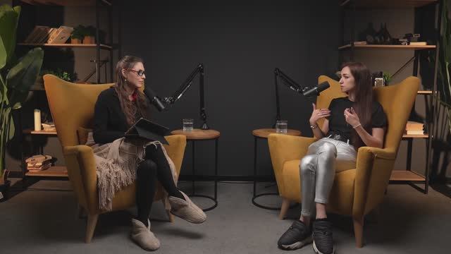 Интервью о жизни, творчестве, лайфхаках и "Игре престолов" смотреть онлайн