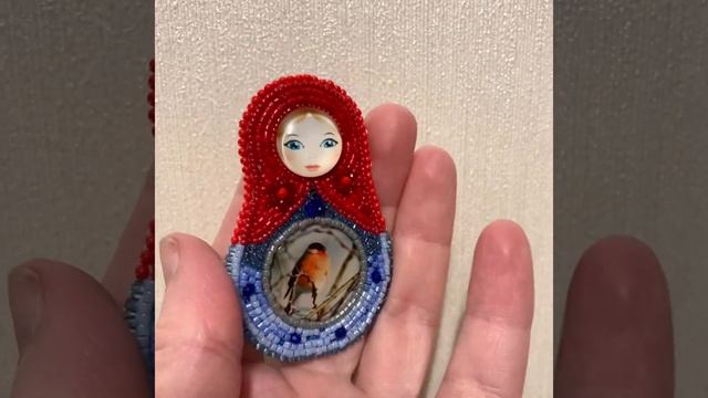 Брошка Матрешка и снегирь. Вышивка бисером смотреть онлайн