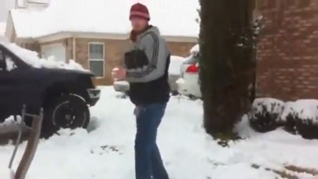 Когда играешь в снежки со старшим братом