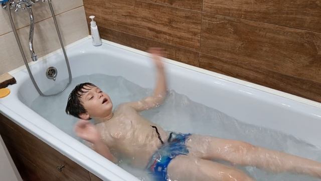 Да скоро уже лето? Достало в ванной, хочу в бассейн! смотреть онлайн
