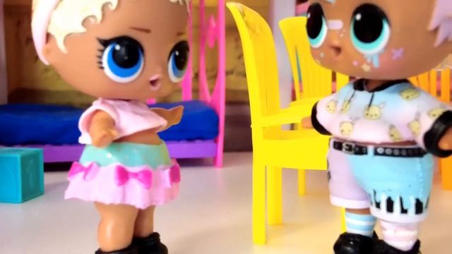 ЗЛАЯ ПОДДЕЛКА ВЫГНАЛА ДЕТЕЙ ИЗ БАССЕЙНА🤣😱😱 Куклы Л смотреть онлайн