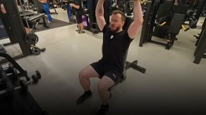 Жим гантелей сидя, техника выполнения упражнения.