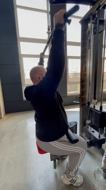 Вертикальная широким хватом к груди смотреть онлайн