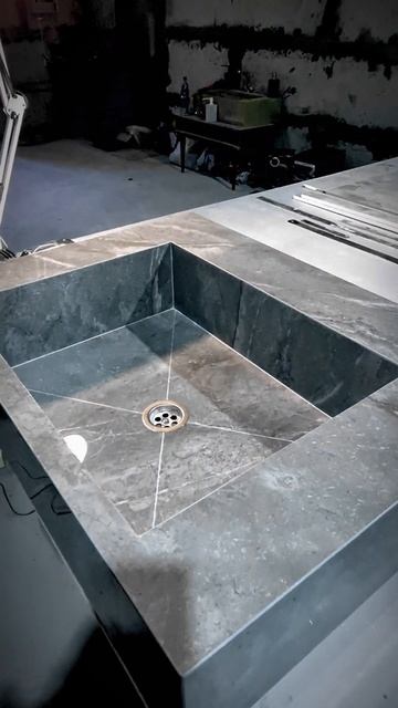 Очередная раковина из керамогранита со скрытым сливо?