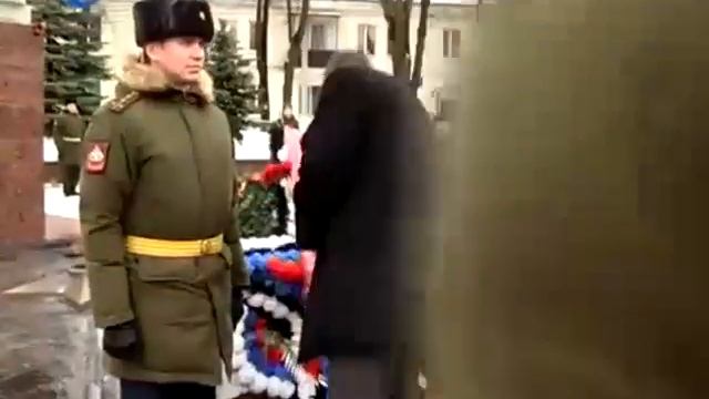 Возложенный КПРФ венок - сгорел. смотреть онлайн