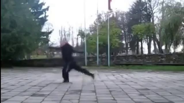 Прикольно танцует народный танцор :) У него явно талант к танцам! смотреть онлайн