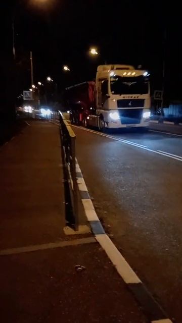 Проезд ночного ситрака с откидывающимся прицепом для смотреть онлайн