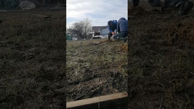 мерзлый грунт и рыжия глина. нам непочем бурим.