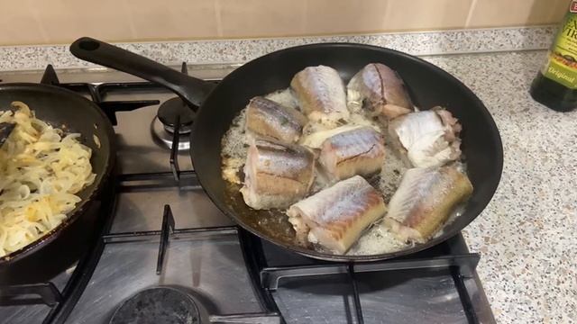 Рыба тушеная под овощами. Минтай с луком и морковью смотреть онлайн