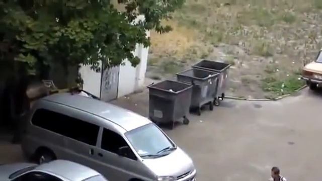 НОВАЯ ПОЛИЦИЯ ПРОТИВ МУСОРНОГО БАКА ! смотреть онлайн