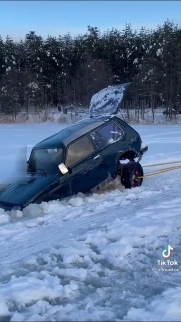 Разорвали утонувшую "Ниву" при попытке достать из воды смотреть онлайн