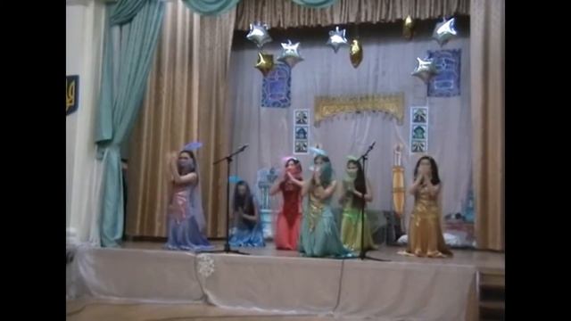 Арабский танец исполняют старшеклассницы. смотреть онлайн