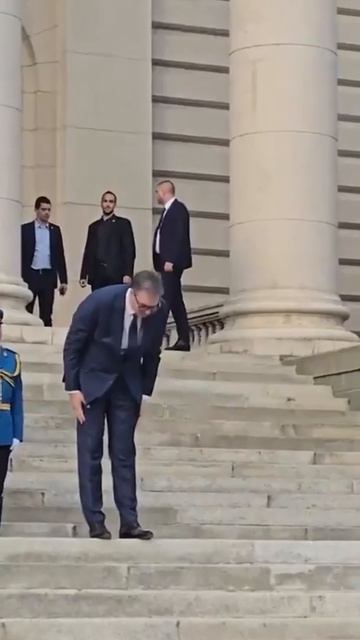 А так Сербия встречала своего президента после праздничного визита в Москву на День Победы смотреть онлайн