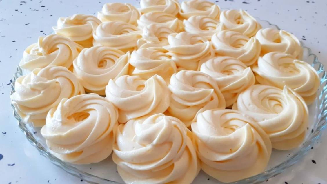 Заварной крем на сметане. Рецепт крема со вкусом сливок. смотреть онлайн