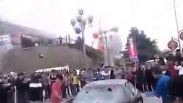 Китаец убивает новенький Мазерати из за знака протеста смотреть онлайн
