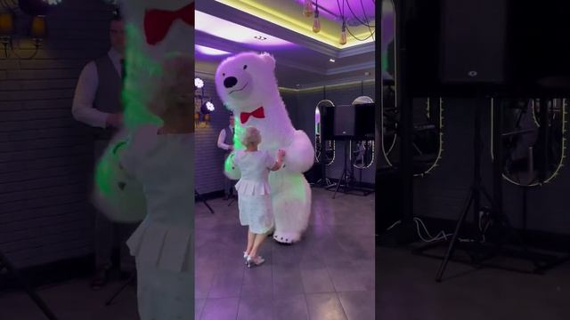 СЮРПРИЗ С БЕЛЫМ МЕДВЕДЕМ НА ЮБИЛЕЙ НАТАЛЬЕ! 70 ЛЕТ +373 6037 смотреть онлайн