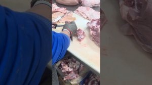 Обвалка и жиловка задней части свинины.