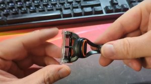 Как менять лезвия на бритве.