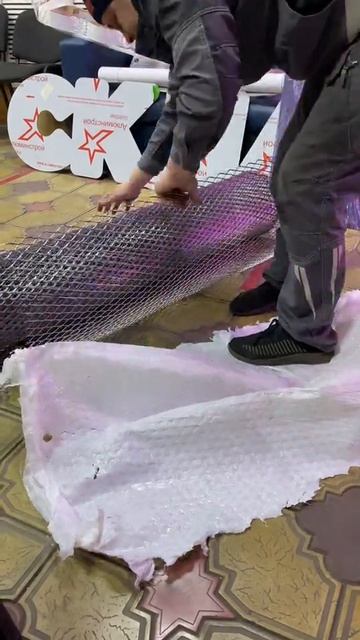 Разматываем рулон декоративной сетки для лофт изделий. Ячейка 4222 мм. Сетка ЦПВС Железный слон.