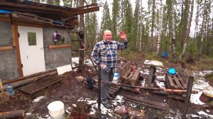 Живём на озере в дощатой избе. Ловим рыбу на квадратные удочки. Готовим сига с картошкой! Тайга.