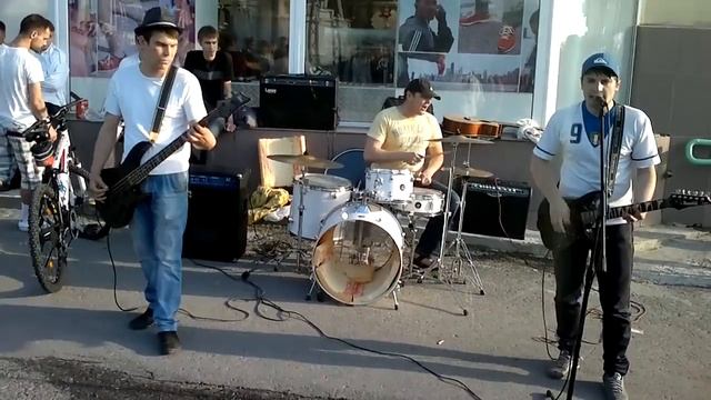 Парни прикольно играют на улице(Любовь в самих себя) смотреть онлайн