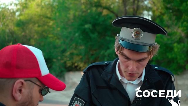 ГАИШНИК ОСТАНОВИЛ ДОСТАВЩИКА ЕДЫ | СОСЕДИ смотреть онлайн