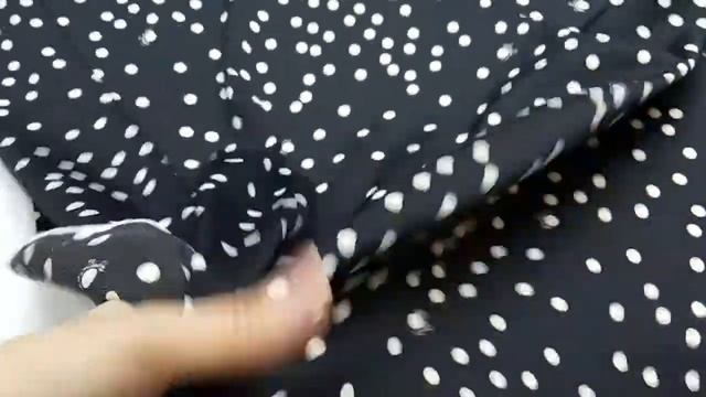 28-7444 Плательная ткань в горошек на черном фоне смотреть онлайн