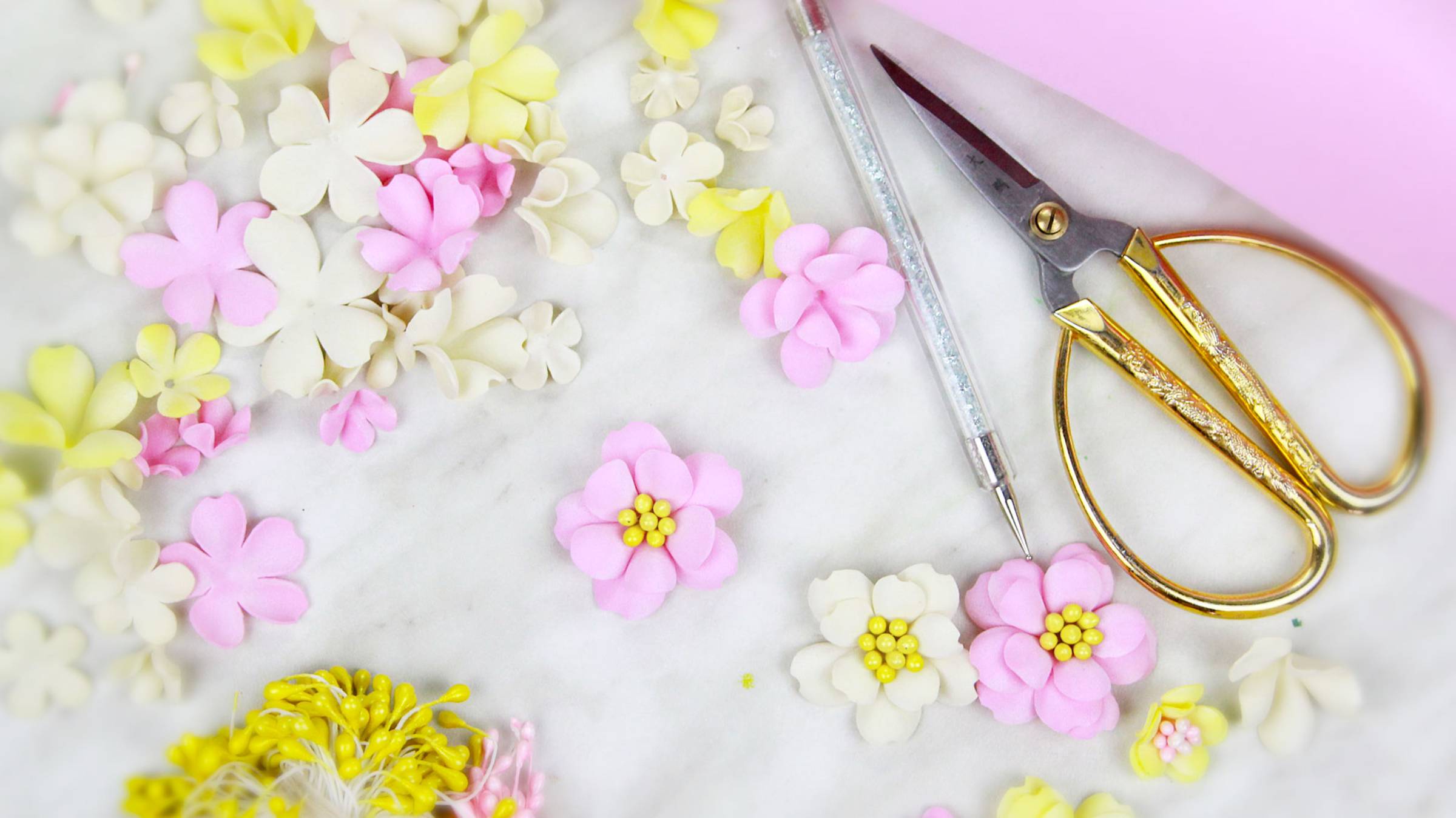 Из фоамирана делаю много цветов с тычинками для подарочной коробочки 🌸Красивые цветы своими руками смотреть онлайн