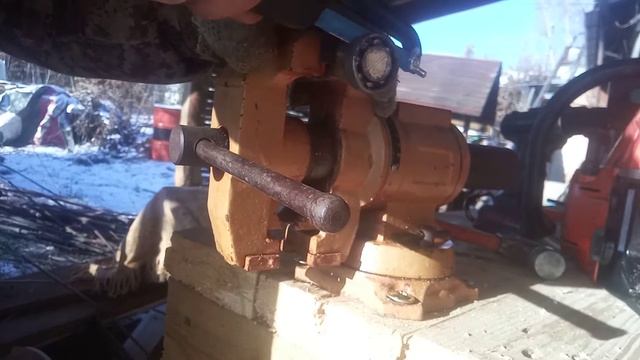 Всегда пригодится. Приспособление для заточки цепи пилы за 2 минуты своими руками. смотреть онлайн