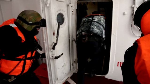 Спецназ штурмовал теплоход: в Листвянке отработан сценарий антитеррористического учения смотреть онлайн