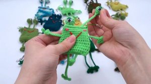 Вязанный брелок - монстрик " Лягушка - тянучка "