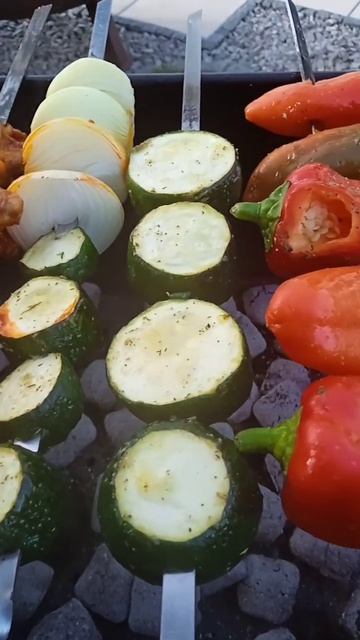 Крылышки с овощами на мангале