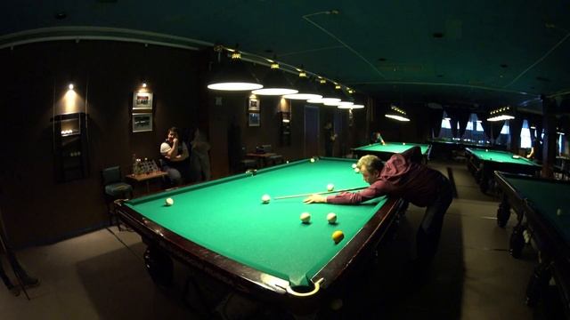 Решающий в игре свояк в исполнении Владимира в партии по свободной пирамиде русский бильярд