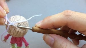 Крепим волосы без узелков вязаной кукле