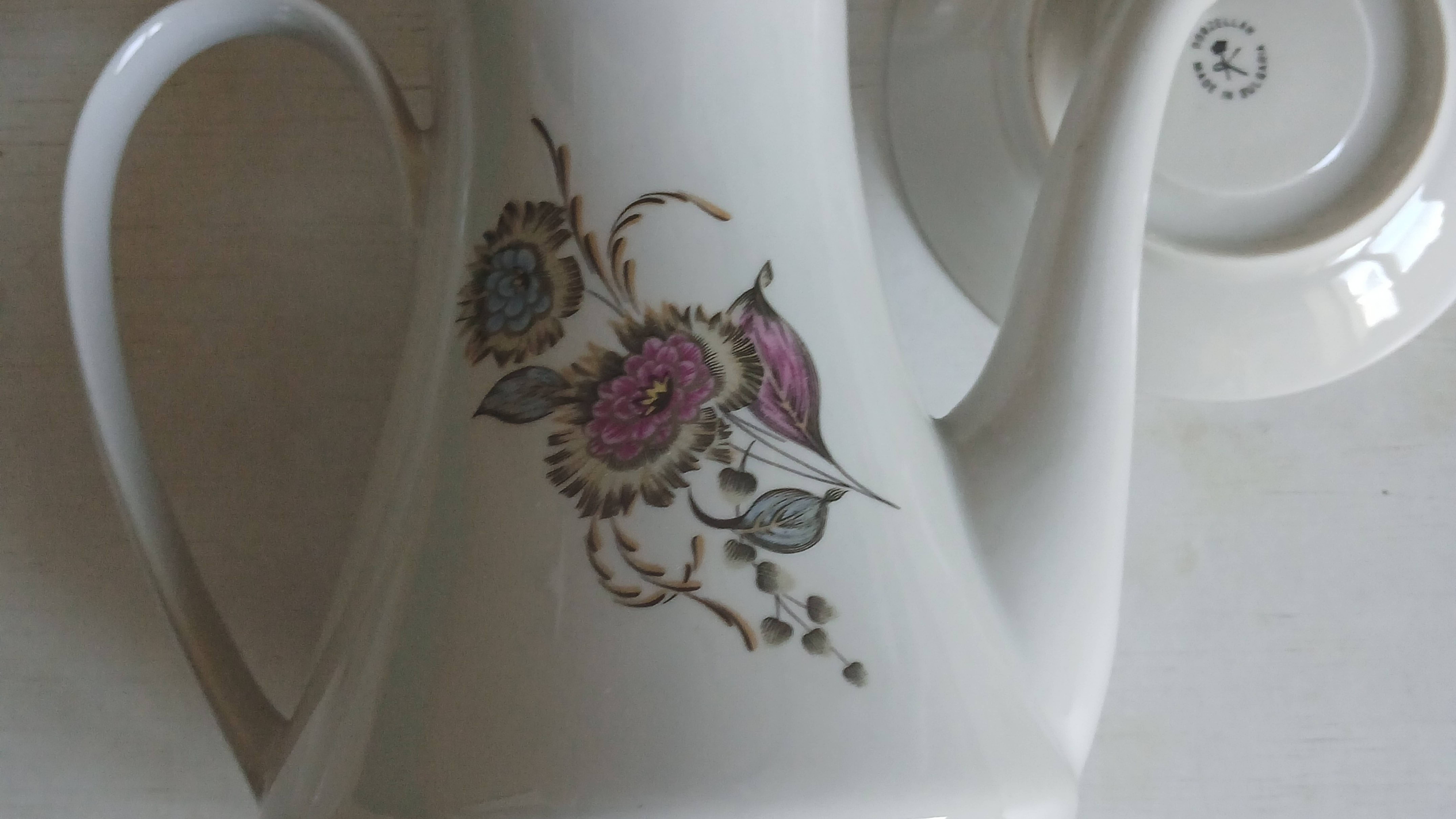 Необычный солнечный кофейный сервиз.