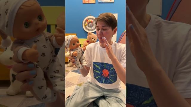 Ребёнок бежит к дороге (случай на детской площадке) смотреть онлайн