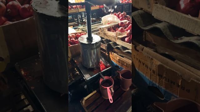 Настоящий гранатовый сок в Баку #азербайджан #baku #shortsvid