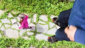 МАЛЫШЬ УВЕЛИЧИЛСЯ ДО ГИГАНТСКИХ РАЗМЕРОВ И ИГРАЕТ МАШИНКАМИ НА ПАРКОВКЕ КАК ИГРУШКАМИ.