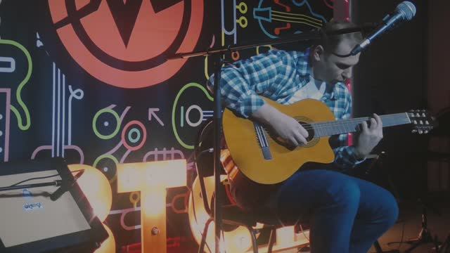 Импровизация в музыкальном магазине Muztorg на мастер-классе про гитарные примочки смотреть онлайн