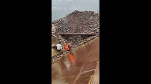 Строительство, разгрузка баржи