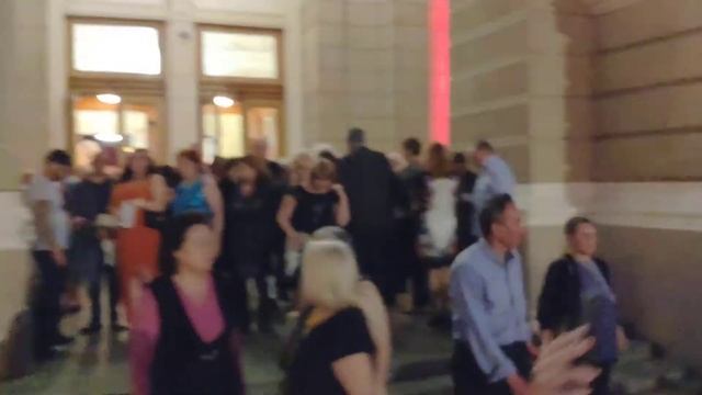 Выходят, расходятся и разъезжаются зрители балета 