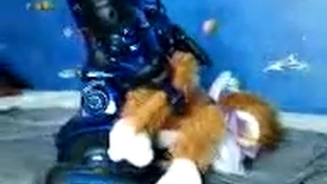 РОБОТ возбудился на  ОБЕЗЬяНу