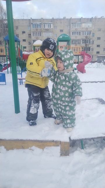 прогулка на детской площадке смотреть онлайн